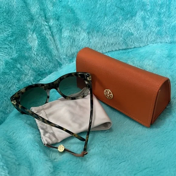Women Tory Burch Sunglasses with Orange case and pouch - Picture 2 of 5